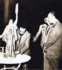 Presenting a sculpture (archive photograph)